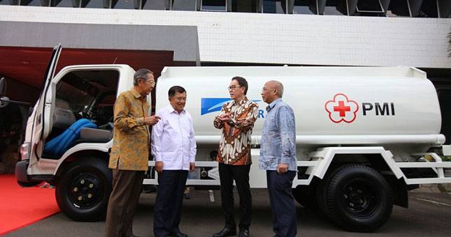 Astra International Sumbang 10 Unit Truk Tangki Air ke Palang Merah Indonesia