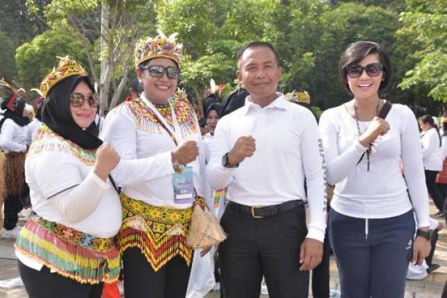 Dankomar Ikuti Jalan Sehat Keluarga di Gelora Bung Karno