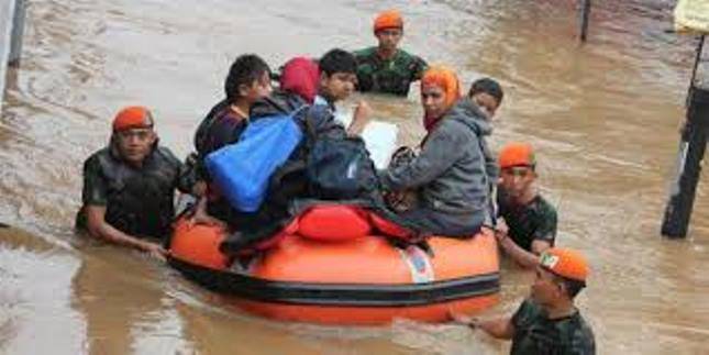 Banjir Jakarta Parah 1,5 Meter Meski Hujan Cuma 'Sringan'! Drainase Rusak Abis, Gubernur Sebelumnya Cuma Janji Doang!