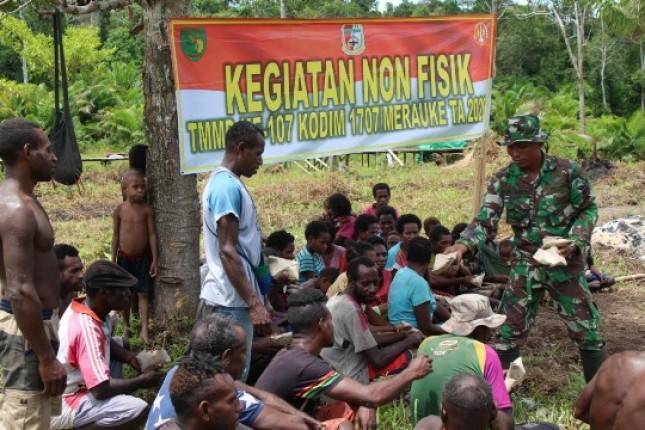 Personel TMMD Kodim 1707 Merauke Gelar Komsos dengan Warga Epem  