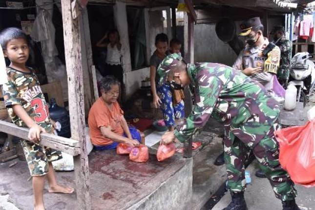 1.200 Nasi Bungkus Dibagikan Prajurit TNI-Polri untuk Warga Kapuk Jakarta  