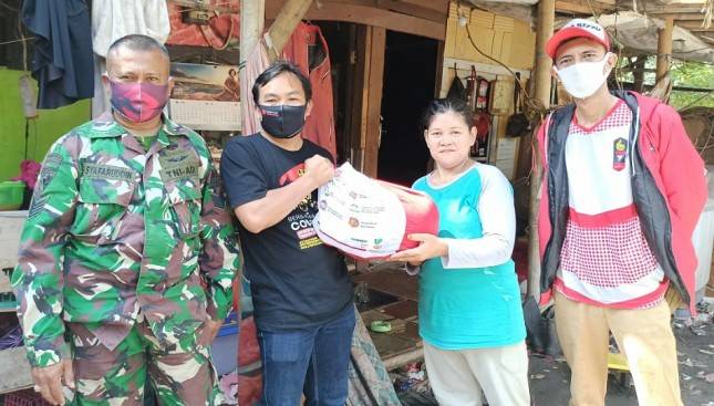 Gugus Muda COVID-19 Pemuda Muhammadiyah Serahkan Banpres Bagi Warga Terdampak Corona di Pamulang