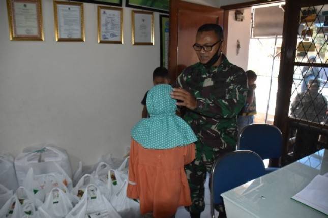 Seskoad Donasi 100 Bingkisan kepada Anak-Anak Panti Asuhan  