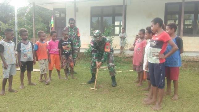  Personel TMMD Kodim 1711/BVD Bermain Bersama Anak-Anak Perbatasan