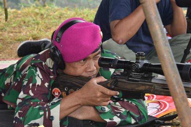 Dankormar Mayjen Suhartono Bersama Kasum TNI Tinjau Lomba Tembak