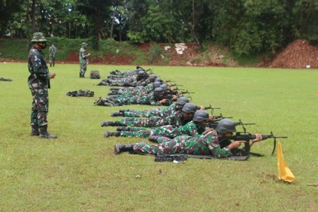 Kemampuan Menembak Prajurit Yonif 4 Marinir Terus Ditingkatkan