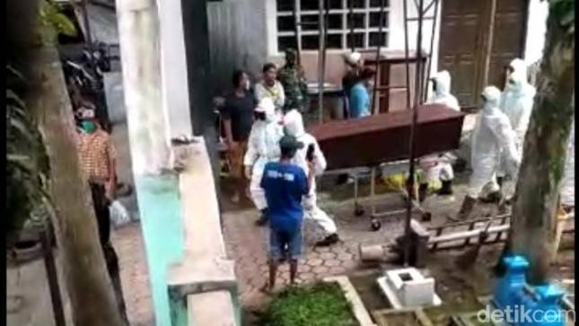 Heboh Jenasah Tertukar! Video Keluarga Marah-marah di Malang Ini Viral Gegara Jenazah COVID-19 Tertukar
