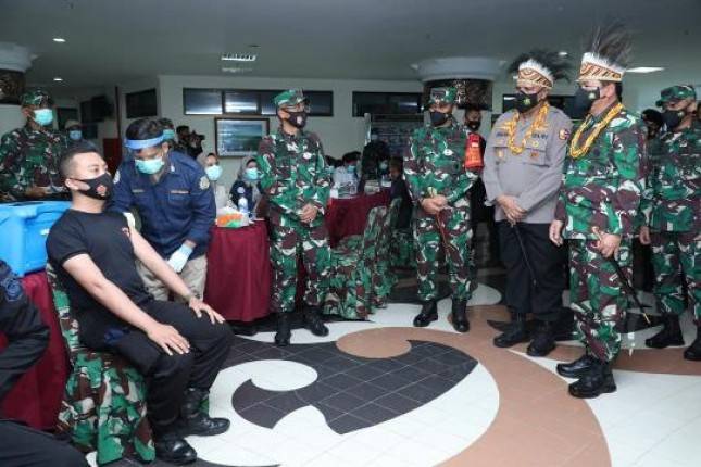 Panglima TNI Tinjau Serbuan Vaksin di Manokwari Papua