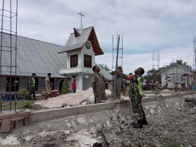 Babinsa Kodim Biak Numfor Bantu Warga Bangun Pagar Rumah Ibadah