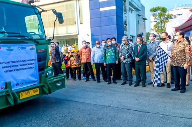 Dampingi Menko Airlangga, Menperin Agus Lepas Bantuan Ribuan Tabung Gas Oksigen ke India