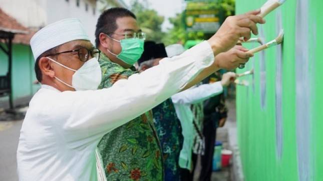 Berdiri Sebelum  Kemerdekaan, Industri Cat Empat Generasi Ini Gandeng Santri Warna Warni-kan Jombang