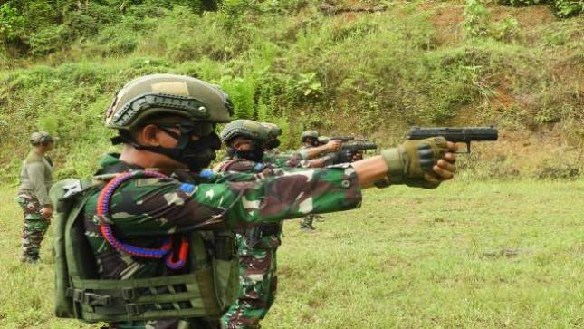Prajurit  Batalyon Intai Amfibi 3 Marinir Sorong Tingkatkan Kemampuan Menembak