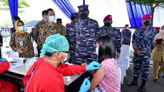  KASAL Yogo Margono Tinjau Vaksinasi kepada Masyarakat Jakarta Utara 