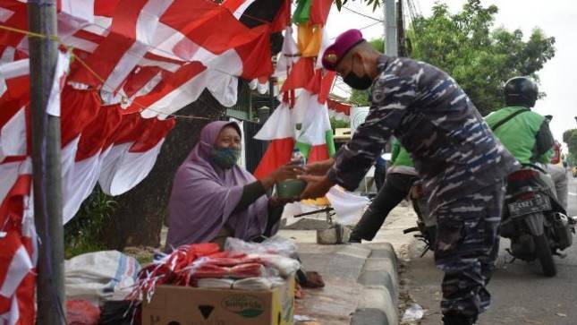 Prajurit Batalyon Infanteri 2 Marinir Bagikan Nasi Kotak
