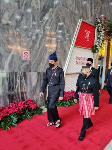 Keren! Presiden Jokowi Mengenakan Pakian Adat Khas Suku Baduy Bewarna Hitam dengan Sendal Jepit di DPR