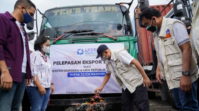 Laris Manis di Belasan Negara, MenkopUKM Lepas Ekspor Briket Arang Balok Buatan UMKM ke Irak dan Hongkong Senilai Rp600 Jutaan