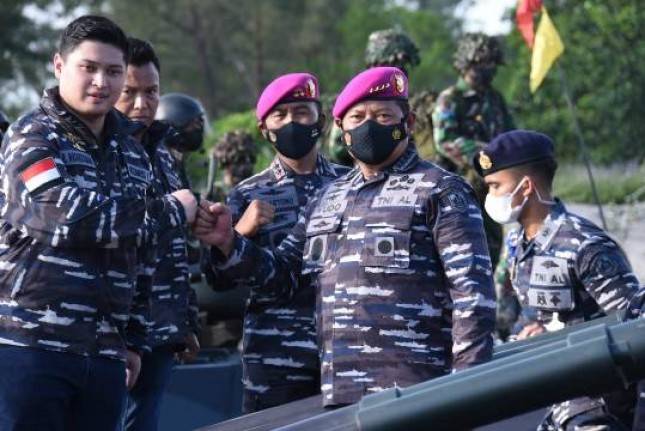 Sejumlah Anggota  DPR Komisi 1 Peroleh Brevet Kehormatan Korps Marinir