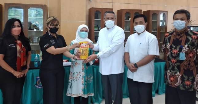 Peserta Vaksin Lansia di Kota Tangerang Selatan Dapat Minyak Goreng dari Sinar Mas Land