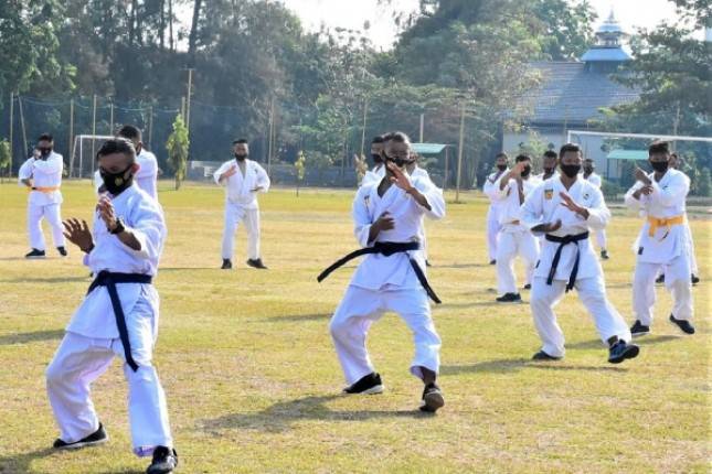 Prajurit Tidur Dalam Batalyon 5 Marinir Surabaya Laksanakan Latihan Bela Diri Karate