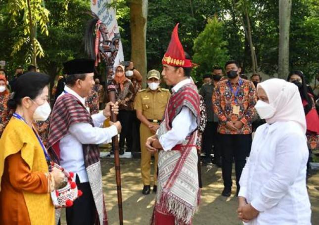 Presiden Jokowi dan Ibu Iriana Disambut Tradisi Adat Batak Toba