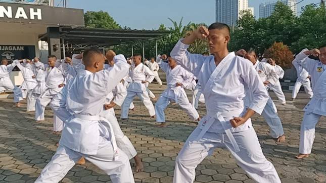 Prajurit Yonkes 1 Marinir Perdalam Ilmu Bela Diri Karate
