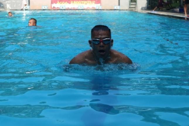 Prajurit Nanggala Yonif 6 Marinir Tingkatkan Kemampuan Berenang