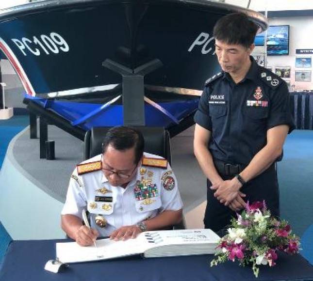 Kepala Bakamla RI Laksdya TNI Dr. Aan Kurnia  Kunjungi Markas SPCG di Singapura 
