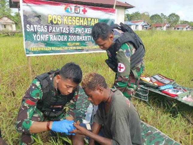 Satgas Yonif Raider 200/BN Berikan Pelayanan Kesehatan Keliling