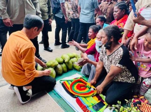 Kunjungi Pasar Pharaa Jayapura , Presiden  Jokowi Sapa Warga dan Cek Harga Kebutuhan Pokok
