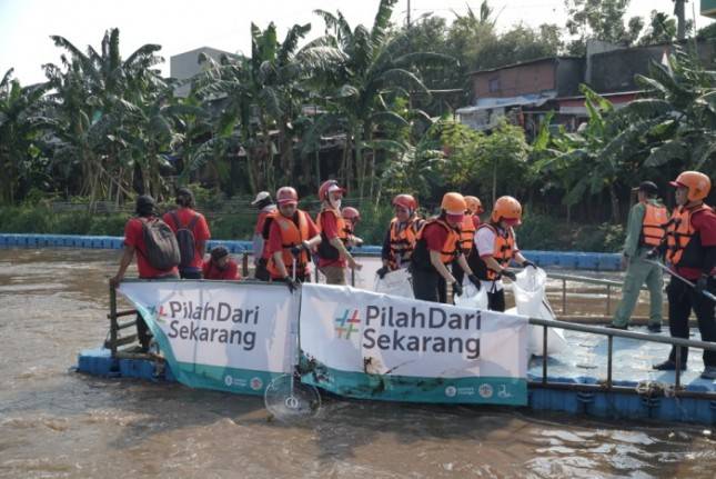 Yayasan WINGS Peduli Bersama Ratusan Relawan Bersihkan Sungai Ciliwung, Kumpulkan 592,4 Kg Sampah untuk Peringati Hari Bumi