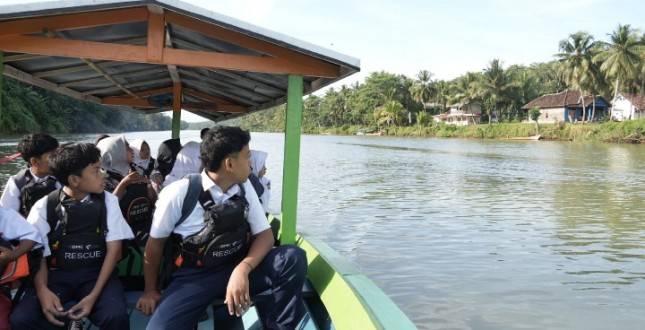 DMC Dompet Dhuafa Donasi Dua Perahu Mesin Tunjang Transportasi Sekolah di Kabupaten Sukabumi, Jawa Barat