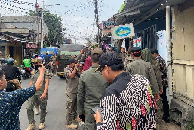 Satpol PP DKI Jakarta Tutup DAMIU Tanpa Izin