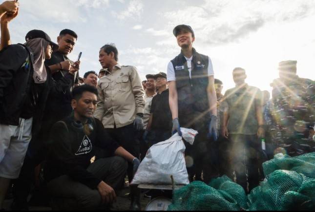 Dari Pantai Kedonganan, Menpar Widiyanti Tegaskan Kebersihan Jadi Kunci Daya Saing dan Potret Pariwisata Indonesia 