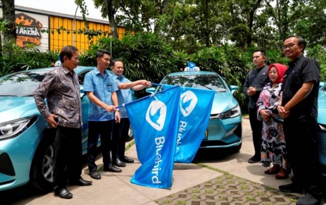 Peluncuran Taksi Listrik e-Bluebird di Bandung, Perkuat Transportasi Ramah Lingkungan Jelang Ramadan 2026