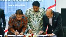 Penandatanganan Komitmen Penyerahan Hibah Tanah di Wisma Danantara, Jakarta, Senin (29/6)