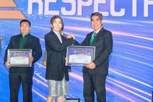 Direktur Utama PT Semen Gresik, Gatot Mardiana (kanan) menerima penghargaan Top Brand kategori Semen dari Customer Experience (CX) Expert, Yuliana Agung dalam ajang penghargaan Top Brand Award 2026, di Hotel Mulia Senayan, Jakarta, pada Juli 2026.