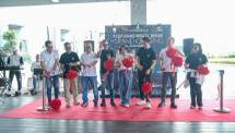 Cutting Ribbon Grand Opening KYZN @The Quantis Club Grand Wisata. Tampak dalam foto, CEO KYZN Bryan Djuhari selaku CEO KYZN bersama Prasetijo Tanumihardja selaku CEO Residential National Sinar Mas Land melakukan proses pemotongan pita dengan ini KYZN @The Quantis Club Grand Wisata Bekasi telah resmi di buka, pada Rabu (16/09/2026).