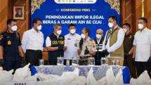 Konferensi pers penindakan impor ilegal beras dan garam