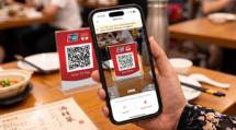 Pemindaian kode QR UnionPay melalui aplikasi OCBC mobile untuk melakukan pembayaran di Tiongkok