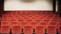 Studio bioskop dengan kursi merah dan layar besar (Foto: Pexels)