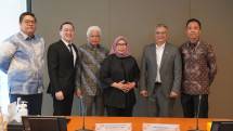 Presiden Direktur & CEO IIF, Rizki Pribadi Hasan (kedua dari kanan) bersama Komisaris Utama PT Medan Kardia Indonesia, Dr. dr. Fathema Djan Rachmat (ketiga dari kanan) usai melakukan penandatanganan kerja sama pembiayaan untuk mendukung pembangunan dan pengembangan proyek Medan Heart Center, yaitu Rumah Sakit Khusus Jantung Kelas B yang berlokasi di Kota Medan, Sumatera Utara.