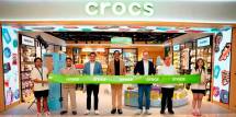 Jajaran perwakilan PT MAP Aktif Adiperkasa Tbk (MAA) dalam prosesi pemotongan pita, menandai hadirnya Crocs New Retail Concept Store Grand Indonesia.