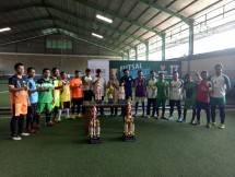 Wakil Ketua BAZNAS, Dr. Zainulbahar Noor, SE, M.Ec, melakukan tendangan pertama (kick off) menandai dimulainya pertandingan turnamen futsal bersama lembaga amil zakat (LAZ) nasional, di Grand Futsal Kuningan, Jakarta, Sabtu (24/2/2018). (Foto:Ist)