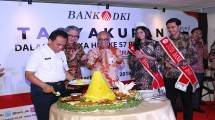 Direktur Utama Bank DKI Kresno Sediarsi merayakan Ultah Bank DKI ke 57