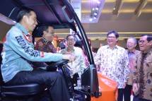 Presiden Joko Widodo bersama Menteri Perindustrian Airlangga Hartarto dalam ajang IIMS 2018
