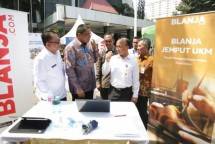 Sekretariat Jenderal Kemendes PDTT,Anwar Sanusi bersama CEO Blanja.com, Aulia E. Marinto saat meninjau Expo BUMDesdan Bazar UMKM 2018 di halaman kantorKemendes PDTT