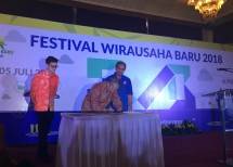 Penandatangan MoU Sekretaris Daerah Prov. Jabar, Iwa Karniwa bersama Kepala Disperindag Moh Arifin dan Direktur Shopee Indonesia, Handhika Yahya. (Dina Astria/Industry.co.id)