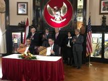 Ketua Umum API Ade Sudrajat saar melakukan penandatanganan MoU dengan Suplier Kapas Amerika Serikat (Foto: Dok. Industry.co.id)