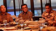sido Simanjuntak, Pheo Hutabarat, keduanya kuasa hukum APT serta Hari Dhoho Tampubolon, mewakili pihak APT dalam Konferensi Pers di Jakarta, Senin (20/08/2018)