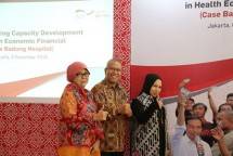 Kiri Kanan : Ahmad Ansyori, SH, MHum, Wakil Ketua Dewan Jaminan Sosial Nasional (DJSN) Ketua Komisi Kebijakan, Dr. Prastuti Soewondo, Secretariat Voce President Office/ Tim Nasional Percepatan Penanggulangan Kemiskinan (TNP2K), Cut Sri Rozanna, Prin